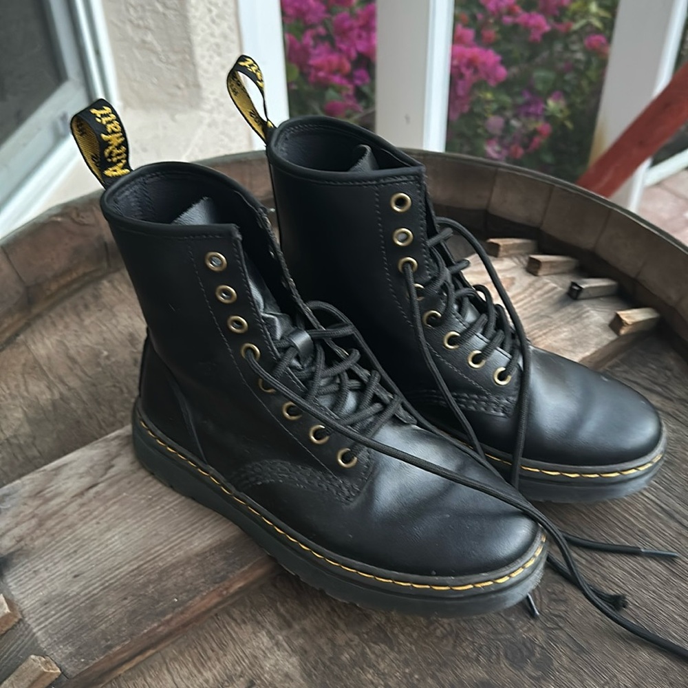 DR MARTENS BOOTS